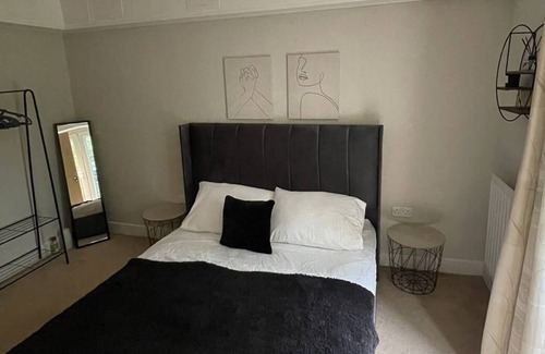 Crawley Apartment | Stunning 2-Bed Apartment in Crawley