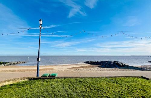 Felixstowe Apartment | Stunning 2 bedroom flat for 5 people overlooking the sea 2A