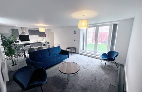 Salford Apartment | Stunning 2-BR near Salford Royal Free Parking