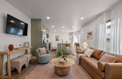 Clintonville Apartment | Stunning 2 BR - Parking and Walk to Park
