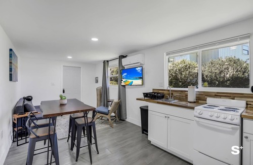 Kissimmee Apartment | Stunning 2BD Lakefront Retreat with Breathtaking Views And Free Parking