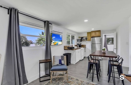 Kissimmee Apartment | Stunning 2BD Lakefront Retreat with Breathtaking Views And Free Parking