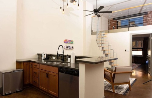 Roanoke Apartment | Stunning 2BR loft in city center
