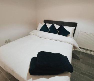 Oldbury House | Stunning 3-Bed House in Oldbury