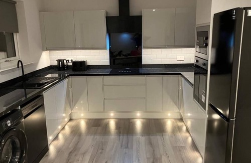 Glasgow House | Stunning 3 Bedroom, 2 Bathroom West End House with Free Parking and Wi-Fi