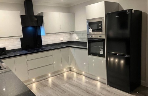 Glasgow House | Stunning 3 Bedroom, 2 Bathroom West End House with Free Parking and Wi-Fi