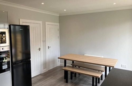 Glasgow House | Stunning 3 Bedroom, 2 Bathroom West End House with Free Parking and Wi-Fi