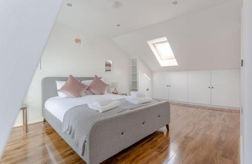 Sands End House | Stunning 3 Bedroom 2 Bath in Fantastic Location