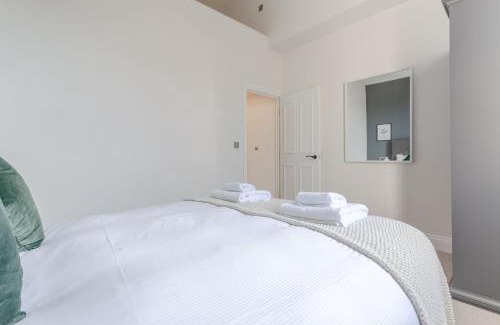 Sands End House | Stunning 3 Bedroom 2 Bath in Fantastic Location