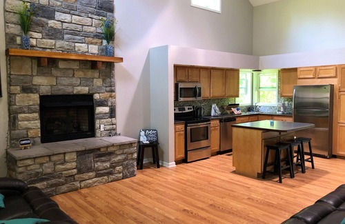 Primrose Cabin | Stunning 3 bedroom cabin in Deer Water Lake with hot tub and wi-fi