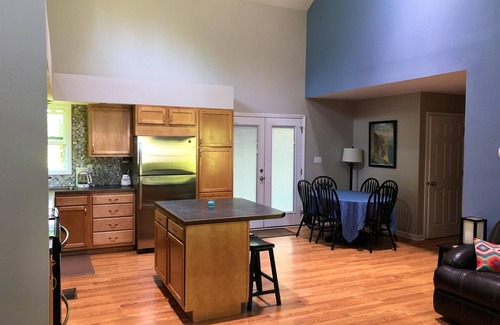 Primrose Cabin | Stunning 3 bedroom cabin in Deer Water Lake with hot tub and wi-fi