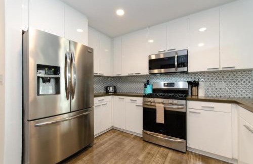 Downtown Los Angeles Apartment | Stunning 3 Bedroom High-Rise with Pool, Spa, and Rooftop Views