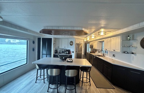 Steele Creek Boat Rental | Stunning 3-bedroom house boat in Charlotte with optional cruises available.