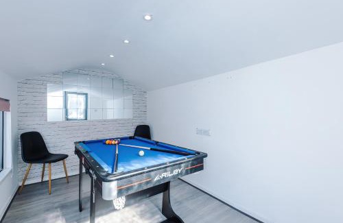 Trafford Apartment | Stunning 3 Bedroom Home In Stretford, Game Room, Summer House, Smart TV, Driveway