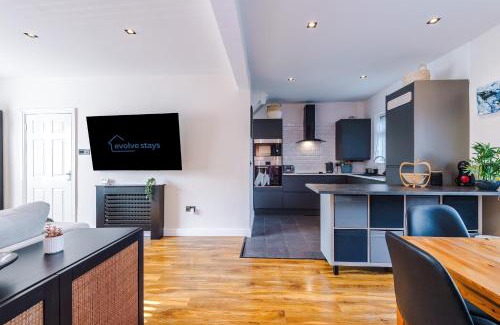 Trafford Apartment | Stunning 3 Bedroom Home In Stretford, Game Room, Summer House, Smart TV, Driveway