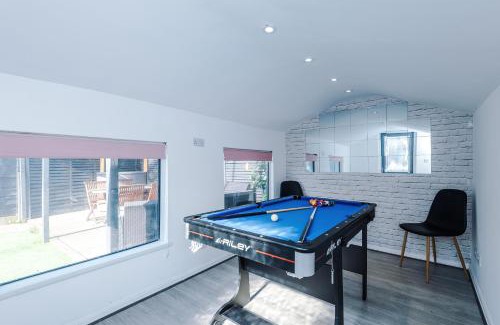 Trafford Apartment | Stunning 3 Bedroom Home In Stretford, Game Room, Summer House, Smart TV, Driveway