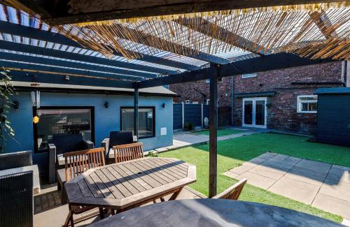 Trafford Apartment | Stunning 3 Bedroom Home In Stretford, Game Room, Summer House, Smart TV, Driveway