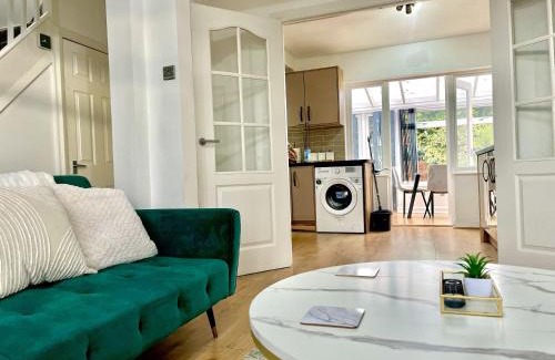 Sheldon House | Stunning 3 Bedroom House Near Birmingham Airport and NEC