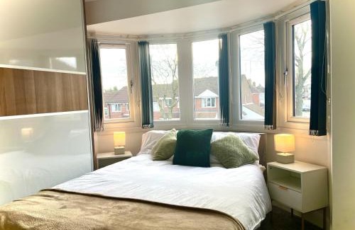 Sheldon House | Stunning 3 Bedroom House Near Birmingham Airport and NEC