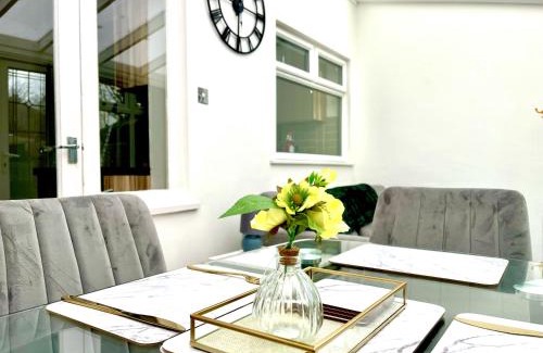 Sheldon House | Stunning 3 Bedroom House Near Birmingham Airport and NEC
