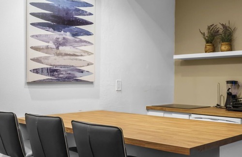 Coral Terrace Apartment | Stunning 3 BR/2 BA Split-Level w Rooftop & Hot Tub Near Miami University