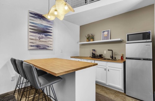 Coral Terrace Apartment | Stunning 3 BR/2 BA Split-Level w Rooftop & Hot Tub Near Miami University