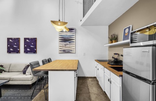 Coral Terrace Apartment | Stunning 3 BR/2 BA Split-Level w Rooftop & Hot Tub Near Miami University