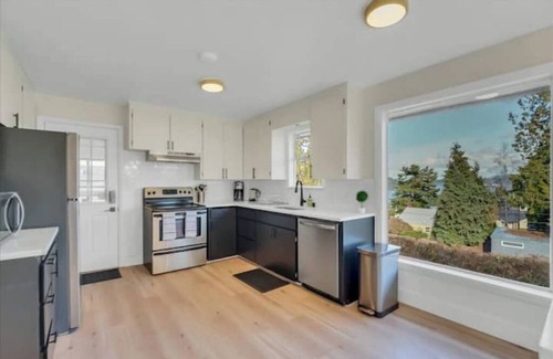 Bryn Mawr-Skyway House | Stunning 3 BR Seattle Lake View House with AC & Heat