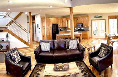 Helen Cabin | Stunning 3 Level Chalet, 3 Miles to Helen, Mountain Views, Fire Pit, Pool, Golf.