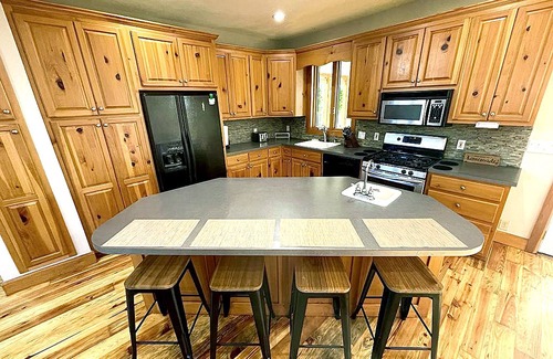 Helen Cabin | Stunning 3 Level Chalet, 3 Miles to Helen, Mountain Views, Fire Pit, Pool, Golf.