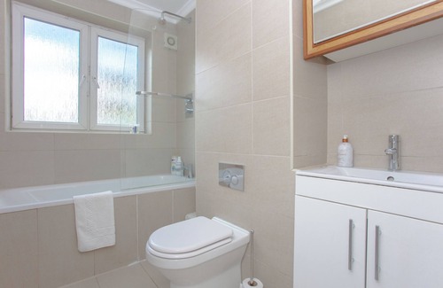 Brixton Apartment | Stunning 3BD Apartment in Brixton!
