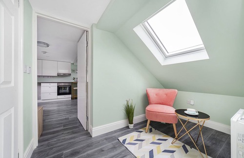 London Borough of Bromley Apartment | Stunning 3BR 2bth Duplex Flat in Southeast London