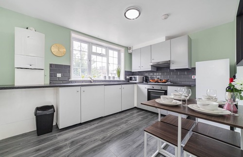 London Borough of Bromley Apartment | Stunning 3BR 2bth Duplex Flat in Southeast London