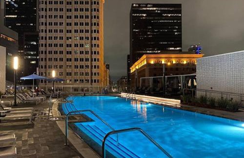 Downtown Los Angeles Apartment | Stunning 3BR High-rise with Pool, Spa & Rooftop Views