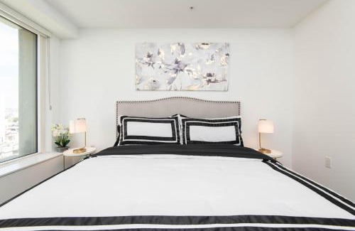 Downtown Los Angeles Apartment | Stunning 3BR High-rise with Pool, Spa & Rooftop Views