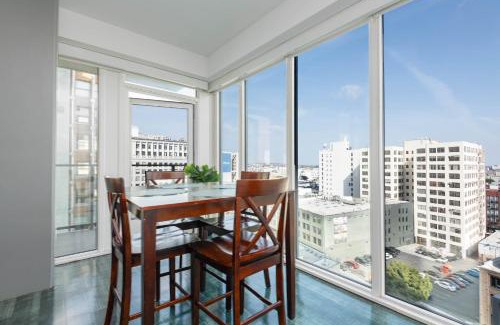 Downtown Los Angeles Apartment | Stunning 3BR High Rise Pool, Spa & Rooftop Views