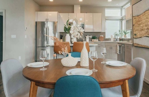 Green Lake Condo | Stunning 3BR Modern Designer TH @ UW & GreenLake