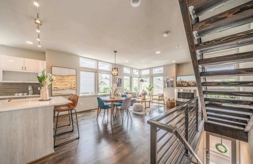 Green Lake Condo | Stunning 3BR Modern Designer TH @ UW & GreenLake