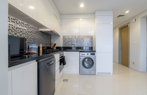 Al Wasl Apartment | Stunning 3BR w/Panoramic Views in Aykon City