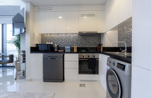 Al Wasl Apartment | Stunning 3BR w/Panoramic Views in Aykon City