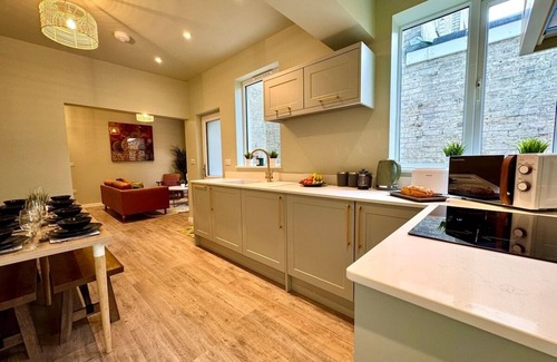 Poole House | Stunning 4-Bed Home - 10 mins to Sandbanks Beach
