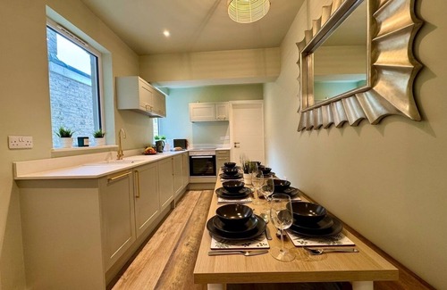 Poole House | Stunning 4-Bed Home - 10 mins to Sandbanks Beach