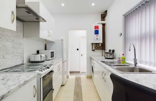 Burslem House | Stunning 4-bed House Fully Refurbished Modern