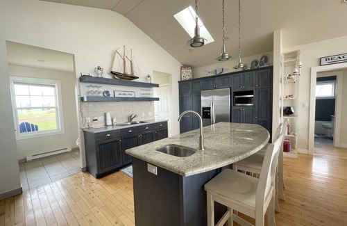 Anne's Land House | Stunning 4 Bedroom Executive Beach House With Access To Quiet Beach