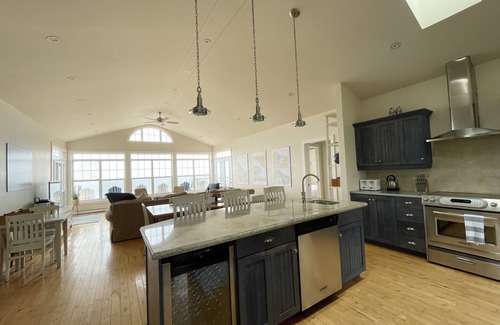 Anne's Land House | Stunning 4 Bedroom Executive Beach House With Access To Quiet Beach