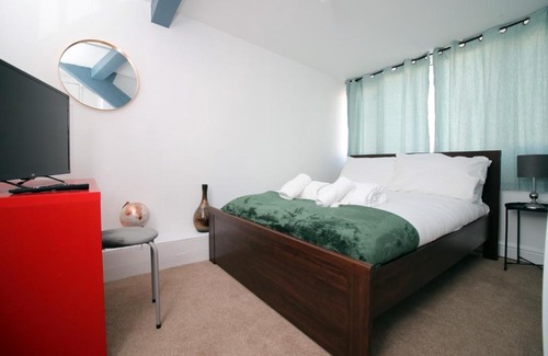 Castle Apartment | Stunning 4 Bedroom Flat with free parking - Near City Centre