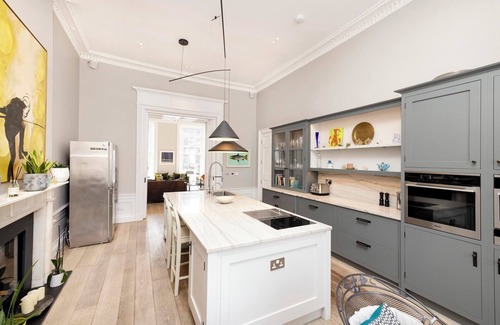 West End House | Stunning 4 bedroom Townhouse in central Edinburgh with garden & private parking
