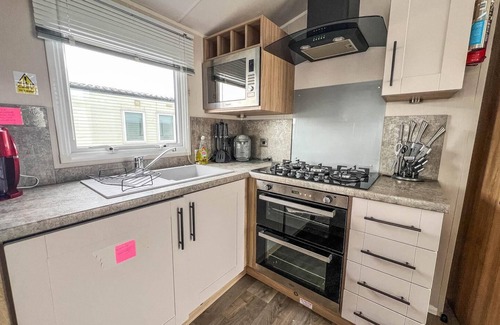 Harwich House | Stunning 4 berth caravan with large decking area at Dovercourt, ref 44204I