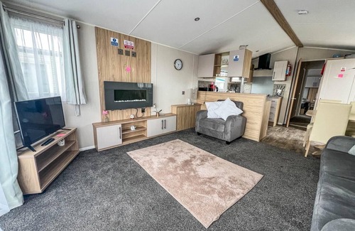 Harwich House | Stunning 4 berth caravan with large decking area at Dovercourt, ref 44204I