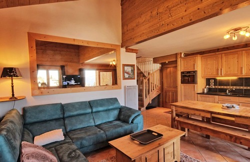 Bisanne 1500 Apartment | Stunning 4-room duplex with garage, 2 bathrooms, near cable car, WiFi